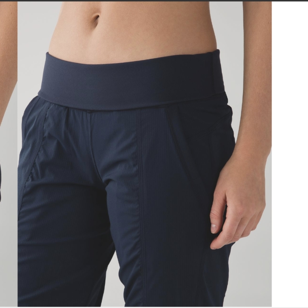 Lululemon In Flux Crop Inkwell - Picture 2 of 12